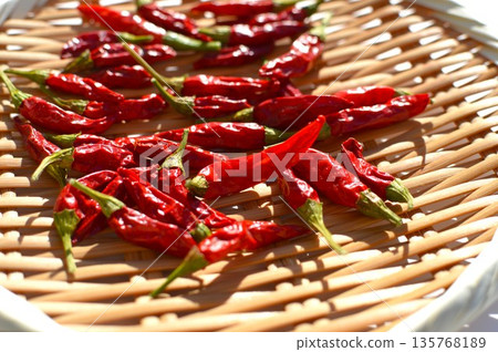 晾曬採摘的辣椒 135768189