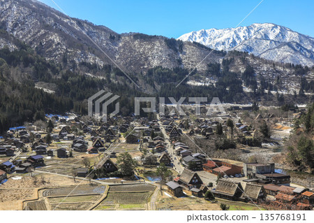 白雪皚皚的早春的白川鄉 135768191