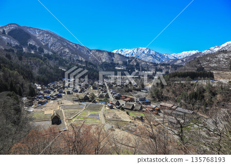 白雪皚皚的早春的白川鄉 135768193