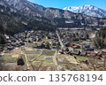 Shirakawago of early spring where snow remains 135768194