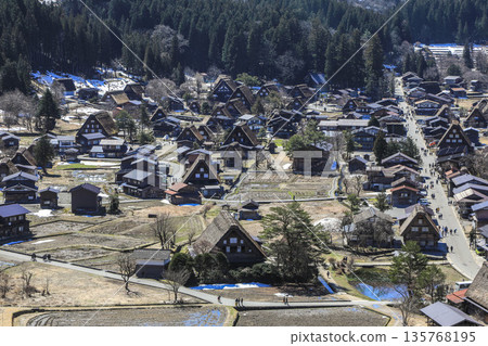 白雪皚皚的早春的白川鄉 135768195