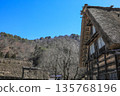 Shirakawago of early spring where snow remains 135768196