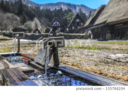 白雪皚皚的早春的白川鄉 135768204