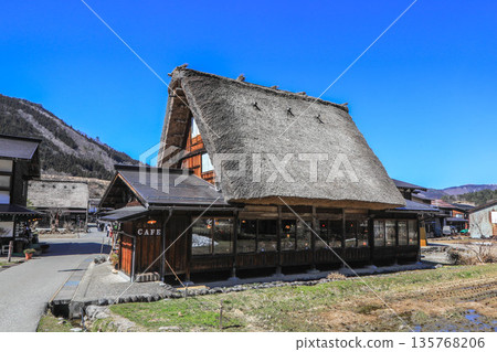 白雪皚皚的早春的白川鄉 白雪皚皚的早春的白川鄉 135768206