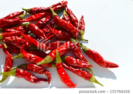將採摘下來的鮮紅色辣椒晾乾 135768208