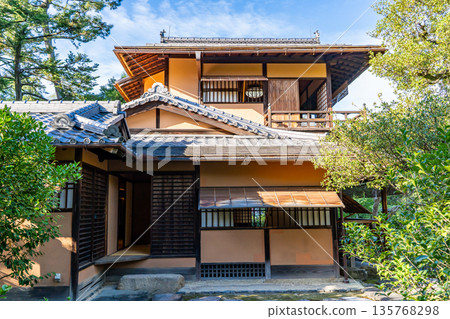 從花園眺望秀水亭(京都御所內的茶室,原為九條家茶室遺址),用於茶道和詩歌聚會。 從花園眺望秀水亭(京都御所內的茶室,原為九條家茶室遺址),用於茶道和詩歌聚會。 135768298