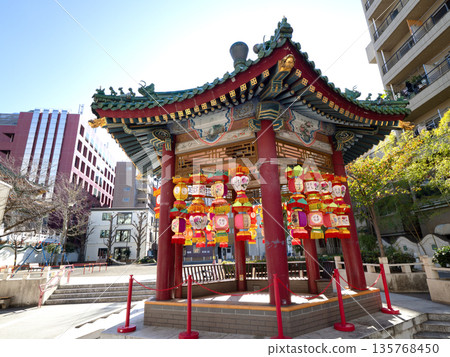 橫濱中華街和山下町公園的涼亭及春節裝飾 135768450