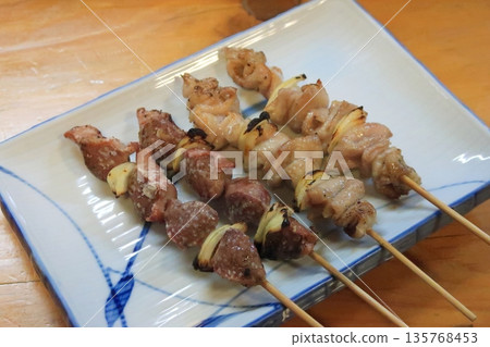 北海道中部產的鹹雞皮雞胗烤串,夾著洋蔥 北海道中部產的鹹雞皮雞胗烤串,夾著洋蔥 135768453