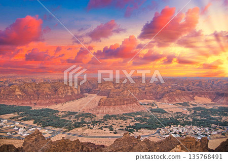 從哈拉特觀景點欣賞熔岩火山口的日落景色 135768491