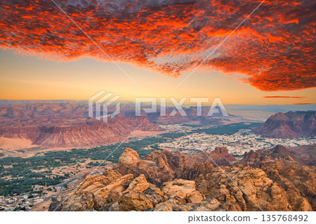 從哈拉特觀景點欣賞熔岩火山口的日落景色 135768492