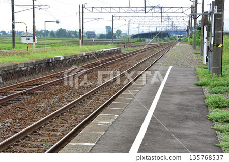 JR北海道函館本線從甲州內站開往岩見澤站的當地列車（2023年夏季多雲天氣） 135768537