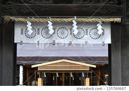 神社裡的紙彩帶與聖繩 135768687