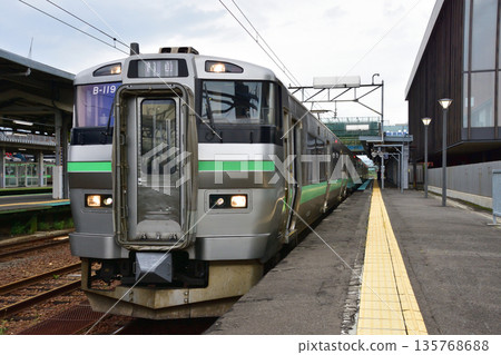 從JR北海道函館本線岩見澤站到江別站的普通列車車窗外看到的景色(2023年夏季陰天) 從JR北海道函館本線岩見澤站到江別站的普通列車車窗外看到的景色(2023年夏季陰天) 135768688
