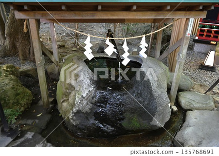 神社裡的紙彩帶與聖繩 135768691