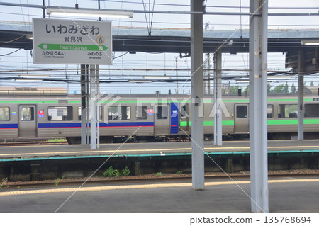 A view from the window of a local train from Iwamizawa Station to Ebetsu Station on the JR Hokkaido Hakodate Main Line (cloudy in the summer of 2023) 135768694