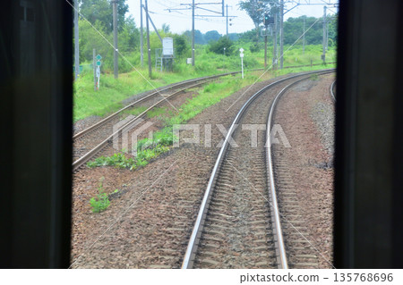 從JR北海道函館本線岩見澤站到江別站的普通列車車窗外看到的景色（2023年夏季陰天） 135768696