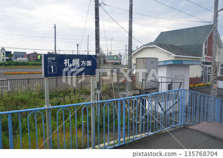從JR北海道函館本線岩見澤站到江別站的普通列車車窗外看到的景色（2023年夏季陰天） 135768704