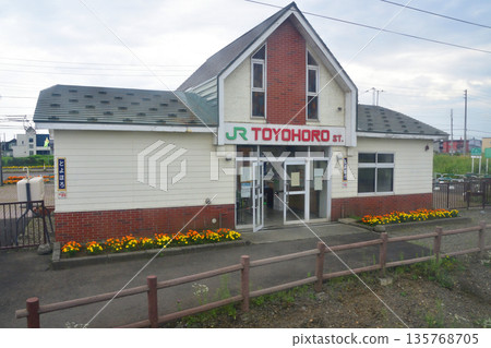 從JR北海道函館本線岩見澤站到江別站的普通列車車窗外看到的景色（2023年夏季陰天） 135768705