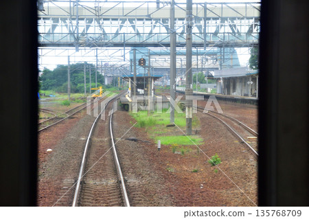 從JR北海道函館本線岩見澤站到江別站的普通列車車窗外看到的景色（2023年夏季陰天） 135768709