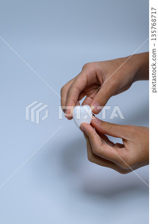 手持牙齒模型,手指清晰可見,並留有空白區域。 手持牙齒模型,手指清晰可見,並留有空白區域。 135768717
