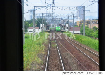 2023年夏季，從JR北海道函館本線惠別站到森林公園站的普通列車車窗外景色（陰天）。 135769108