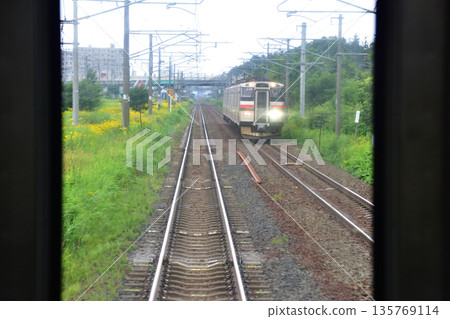 2023年夏季,從JR北海道函館本線惠別站到森林公園站的普通列車車窗外景色(陰天)。 2023年夏季,從JR北海道函館本線惠別站到森林公園站的普通列車車窗外景色(陰天)。 135769114