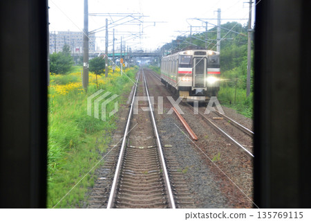 2023年夏季,從JR北海道函館本線惠別站到森林公園站的普通列車車窗外景色(陰天)。 2023年夏季,從JR北海道函館本線惠別站到森林公園站的普通列車車窗外景色(陰天)。 135769115