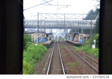A view from the window of a local train on the JR Hokkaido Hakodate Main Line from Ebetsu Station to Shinrin-koen Station (cloudy in the summer of 2023) 135769116