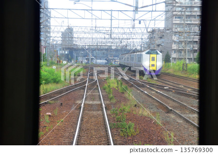 JR Hokkaido Hakodate Main Line: Scenery from the window of a local train from Shinrin-koen Station to Sapporo Station (cloudy summer 2023) JR Hokkaido Hakodate Main Line: Scenery from the window of a local train from Shinrin-koen Station to Sapporo Station (cloudy summer 2023) 135769300