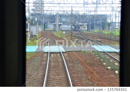 JR北海道函館本線：從森林公園車站到札幌車站的普通列車車窗外的風景（2023年夏季陰天） 135769301