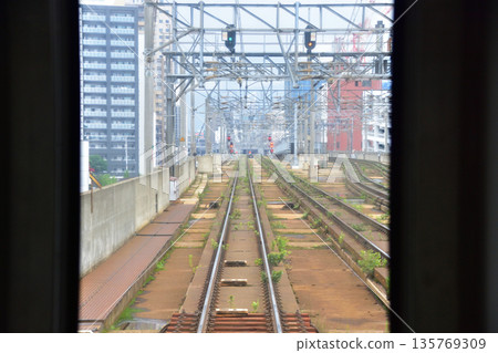 JR北海道函館本線：從森林公園車站到札幌車站的普通列車車窗外的風景（2023年夏季陰天） 135769309
