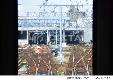 JR北海道函館本線：從森林公園車站到札幌車站的普通列車車窗外的風景（2023年夏季陰天） 135769313