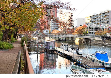 從碼頭眺望月島運河 135769403