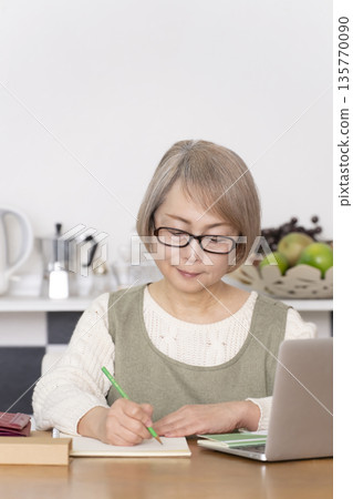 老婦人在廚房記賬 135770090