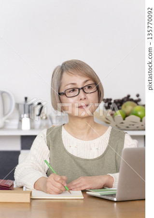 老婦人在廚房記賬 老婦人在廚房記賬 135770092