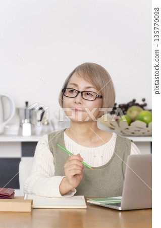 老婦人在廚房記賬 老婦人在廚房記賬 135770098