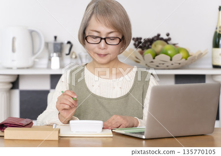 老婦人在廚房記賬 135770105