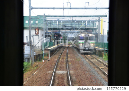 JR北海道佐佐木線:新古通站至愛之裡京台站之間的列車車窗景色(2023年夏季多雲) JR北海道佐佐木線:新古通站至愛之裡京台站之間的列車車窗景色(2023年夏季多雲) 135770229