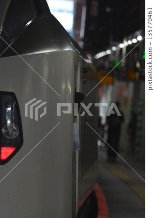 2023年8月20日，神奈川縣橫濱市：可在軌道月台上運行靈活特快列車或其他類型的列車。 135770461