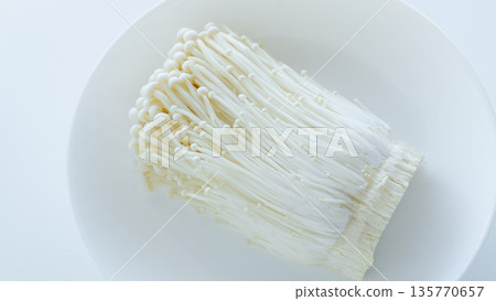 Enoki mushroom plate mushroom 135770657