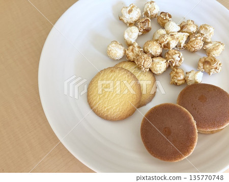 擺放在白色盤子上的糖果 擺放在白色盤子上的糖果 135770748