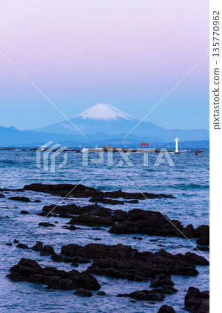 冬季從葉山町的真瀨海岸望去,可以看到黎明時分地球的陰影,以及被金星帶染成粉紅色的富士山。 冬季從葉山町的真瀨海岸望去,可以看到黎明時分地球的陰影,以及被金星帶染成粉紅色的富士山。 135770962