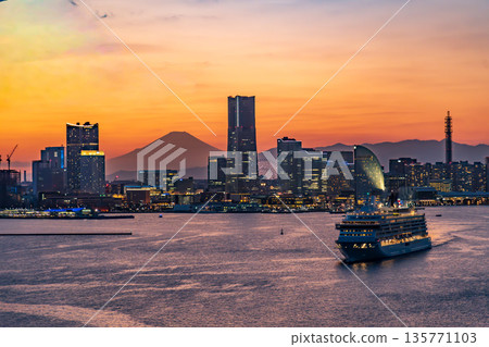 A luxury cruise ship departing for the evening view of Minato Mirai and Mount Fuji from the Bay Bridge observation deck 135771103
