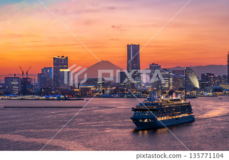 一艘豪華遊輪啟航,前往海灣大橋觀景台欣賞港未來和富士山的夜景。 一艘豪華遊輪啟航,前往海灣大橋觀景台欣賞港未來和富士山的夜景。 135771104