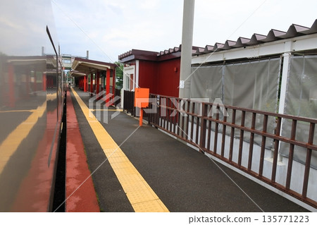 JR Hokkaido Sassho Line: Train window view between Ainosato Kyoikudai Station and Tobetsu Station (cloudy in the summer of 2023) 135771223