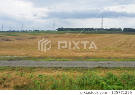 JR Hokkaido Sassho Line: Train window view between Ainosato Kyoikudai Station and Tobetsu Station (cloudy in the summer of 2023) 135771239