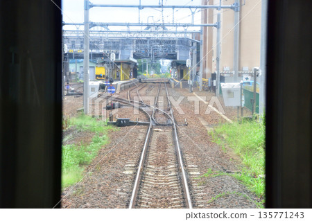 JR Hokkaido Sassho Line: Train window view between Ainosato Kyoikudai Station and Tobetsu Station (cloudy in the summer of 2023) 135771243