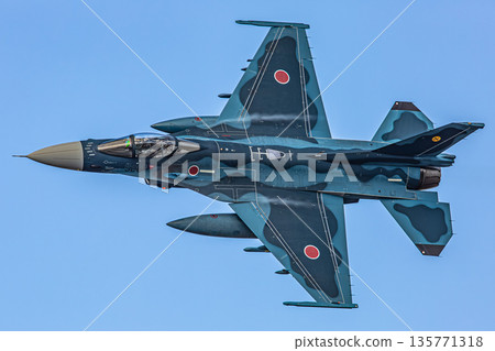 戰鬥機在天空中飛行 戰鬥機在天空中飛行 135771318