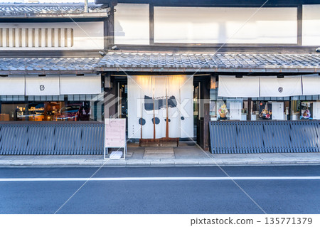 善花書院，位於京都室町的糕點店。其位於京都室町的總店（寓意以鮮花般的熱情服務顧客）開在一棟江戶時代元祿時期的京都町屋中。 135771379