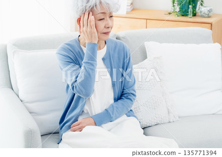 一位頭痛的老婦人 135771394